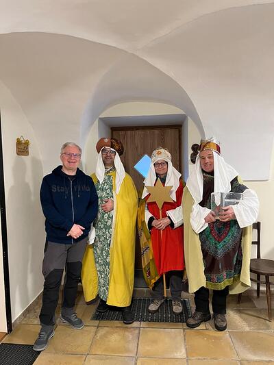 Die Oidn Sternsinger mit P. Josef 